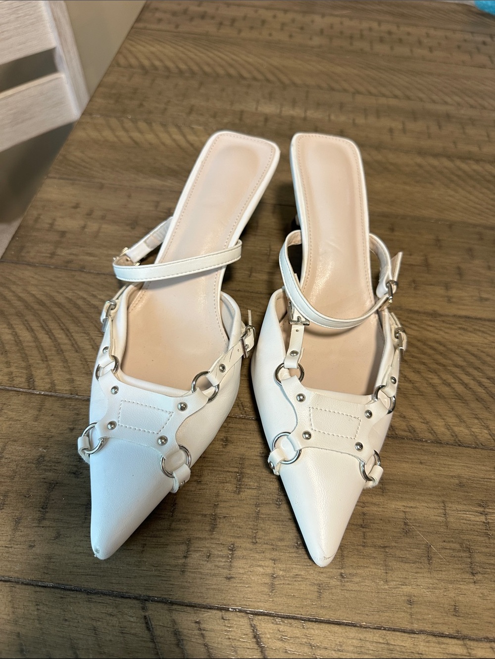 Women’s Pointed Toe White Leather Slingback Mules